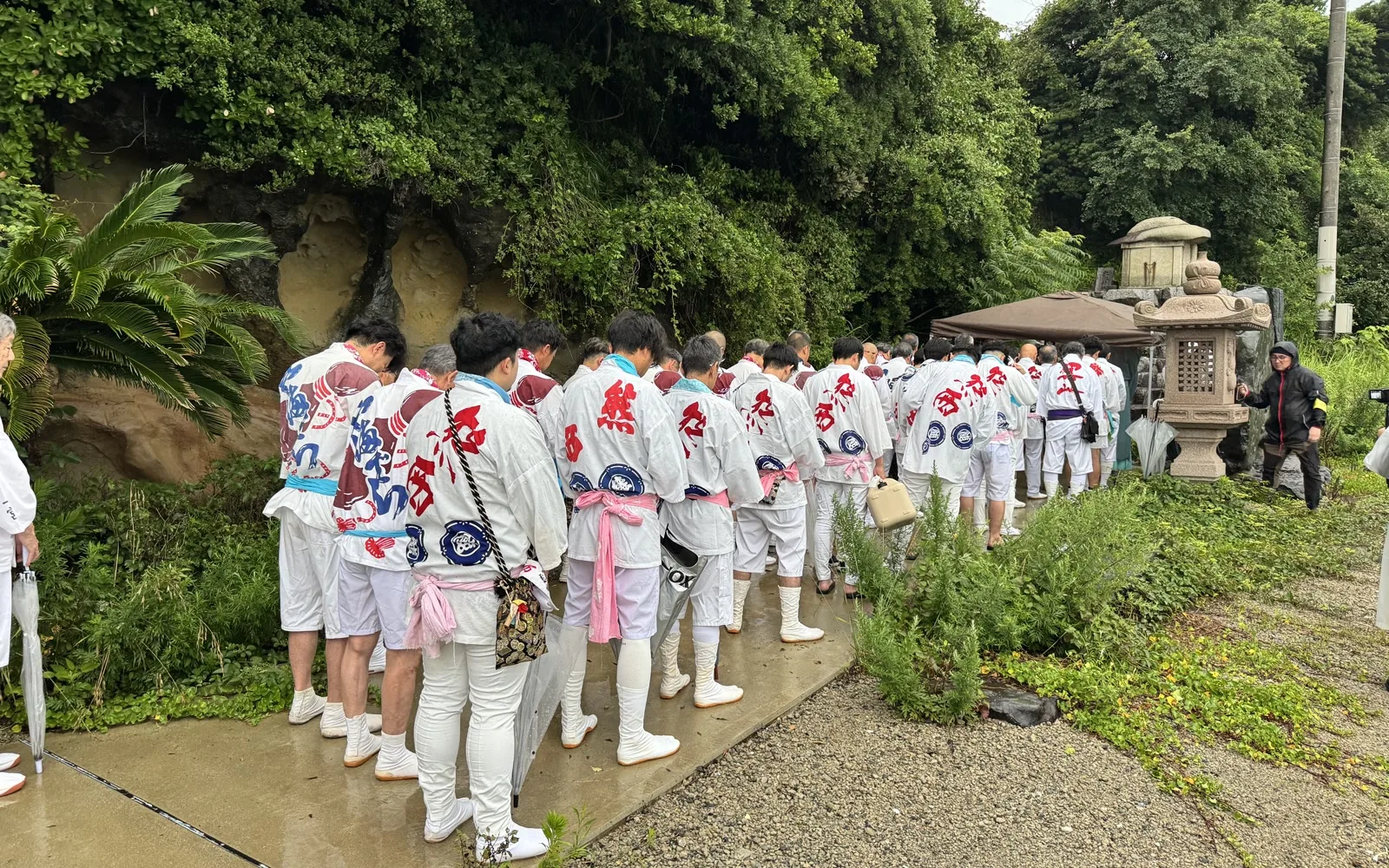 お潮井取りで山笠を清める