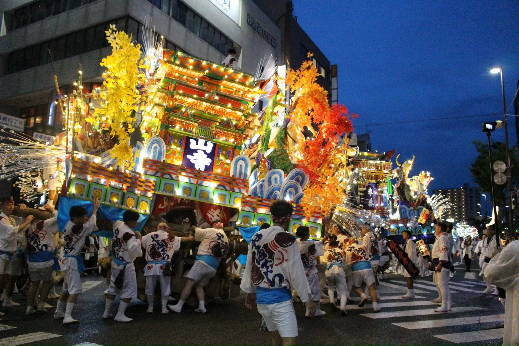 夜に灯りをまとう飾り山笠