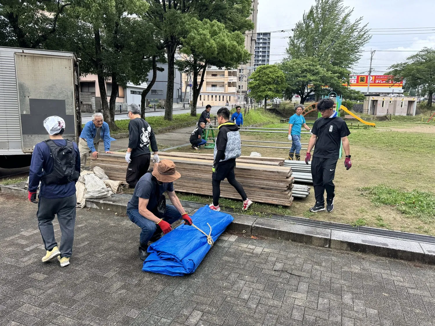 幅広い年代の仲間で行う、山笠の準備作業