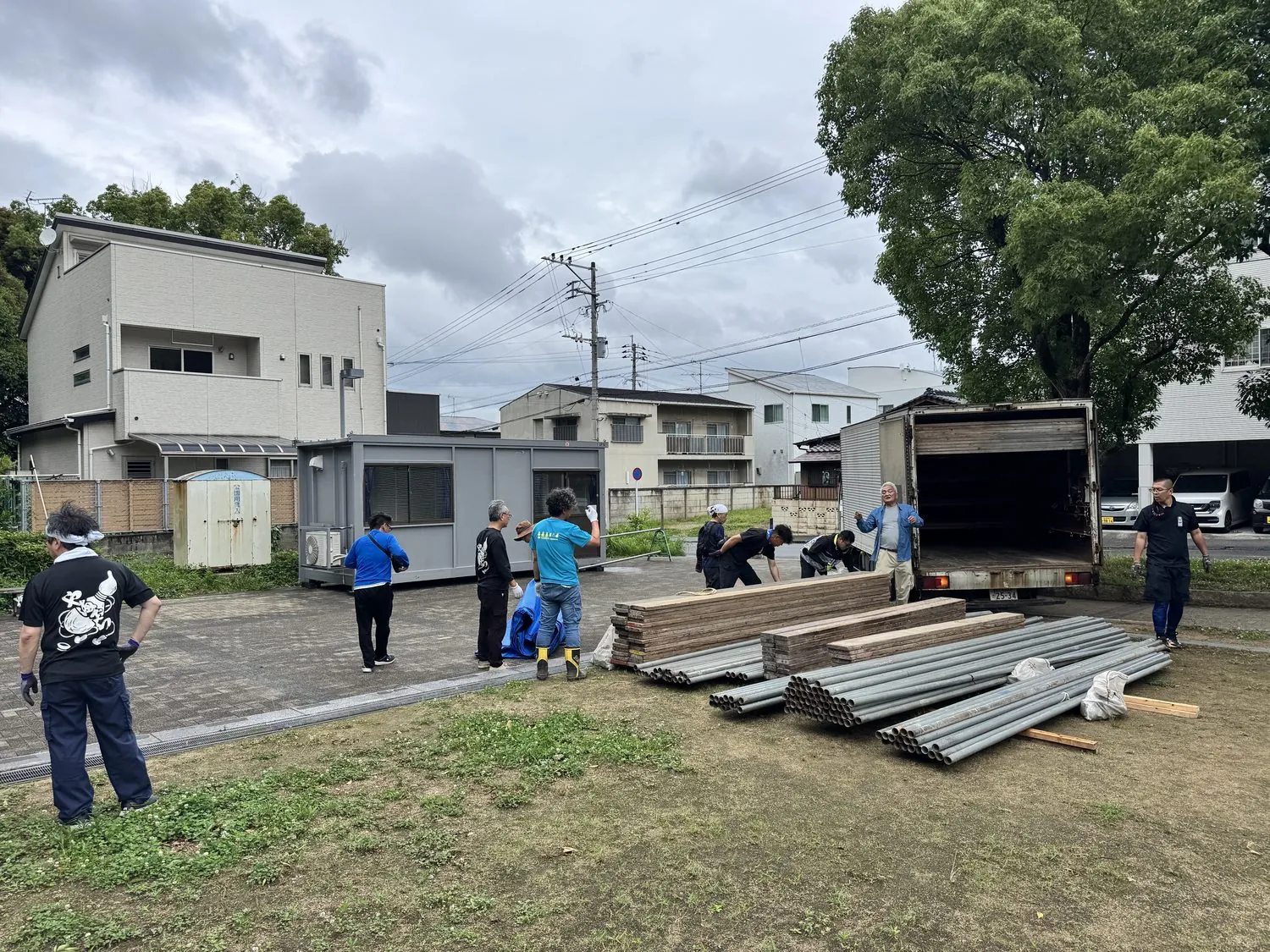 山小屋の建設予定地で、トラックから資材を下ろし点検する様子