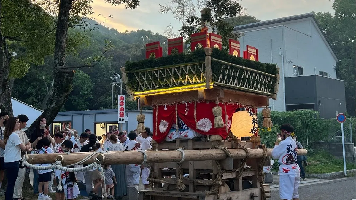 緑の笹をまとった笹山笠