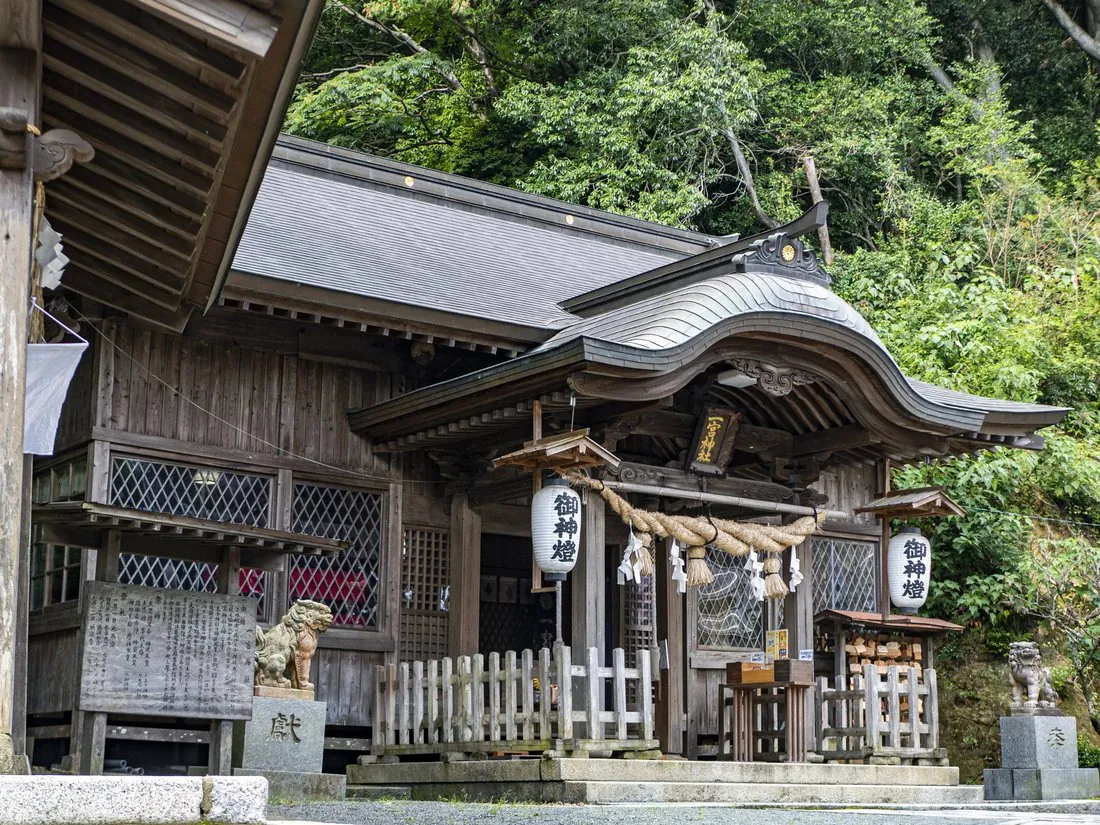 笹山笠と神社の歴史を感じさせる風景